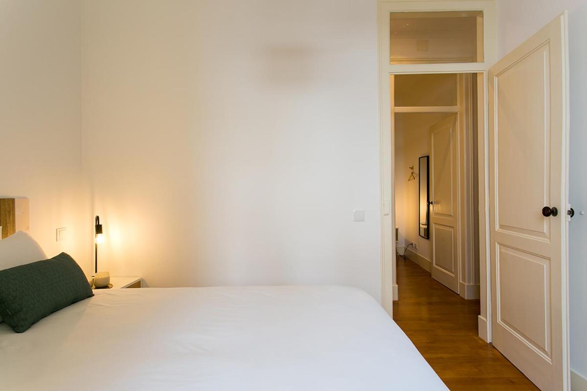 Lovelystay - Cozy 3Bdr Apartment In Estrela Lisbon Exterior photo